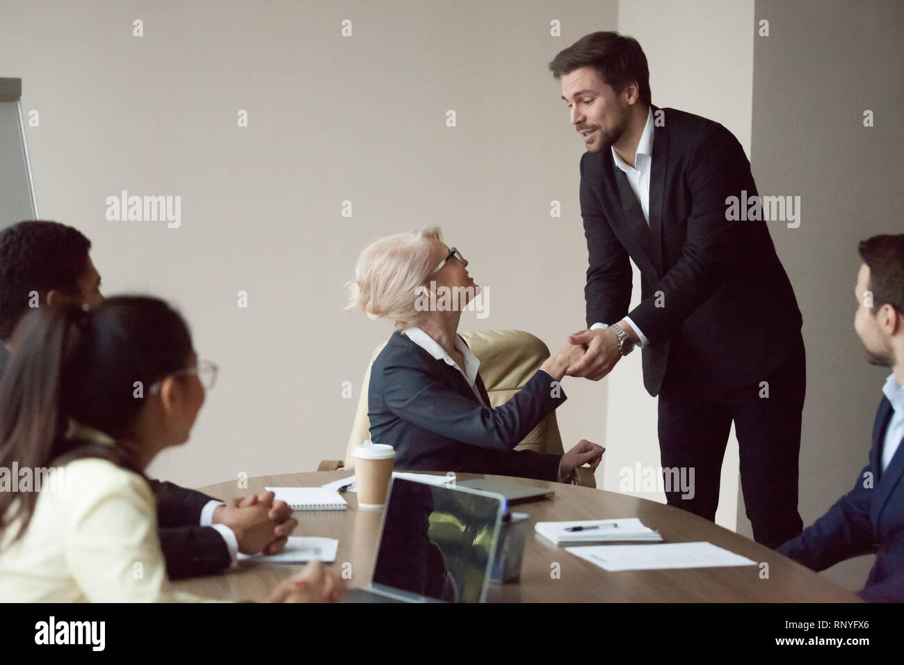 Zufrieden sind dankbar für Mitarbeiter unserer Partner die Hand des Vorstands zum Ausdruck Bezug Stockfoto