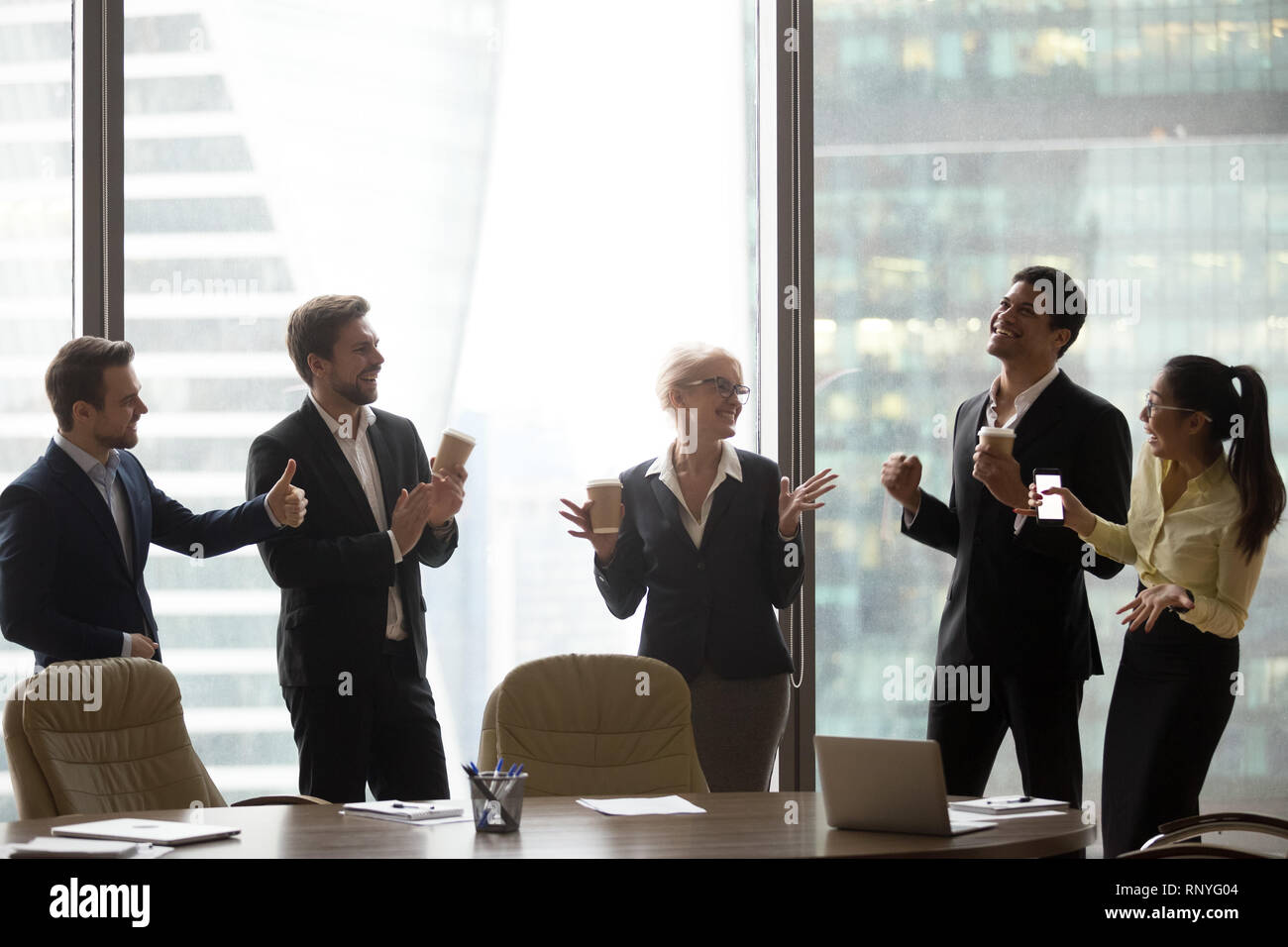 Happy Executive Team tanzen zu Musik Spaß im Büro Stockfoto