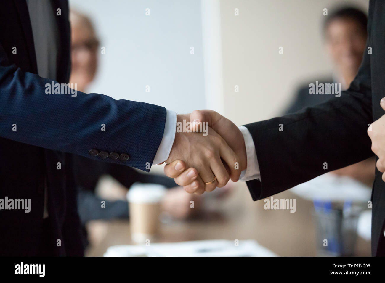 Nahaufnahme des Executive Geschäftsleute in Anzügen männliche Hände schütteln Stockfoto