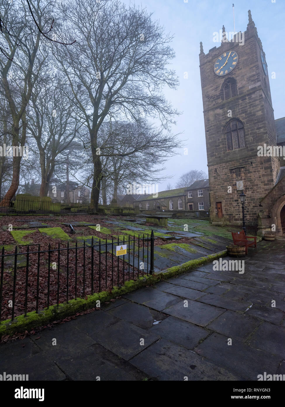 Haworth, West Yorksure, die Heimat der Bronte Familie, die Kirche, Pfarrhaus Museum und das alte Schulhaus, an einem nebligen Morgen im Winter Stockfoto