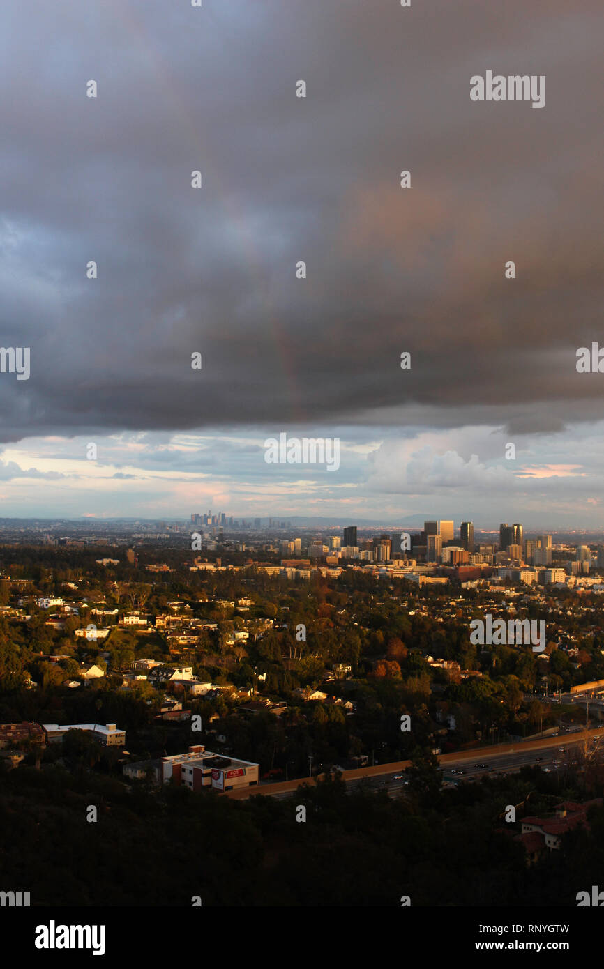 Wolken Rahmen die Stadt der Los Angeles nach einem Regensturm aus dem Ozean zu bergen, fotografiert aus dem Getty Center art Komplex. Stockfoto