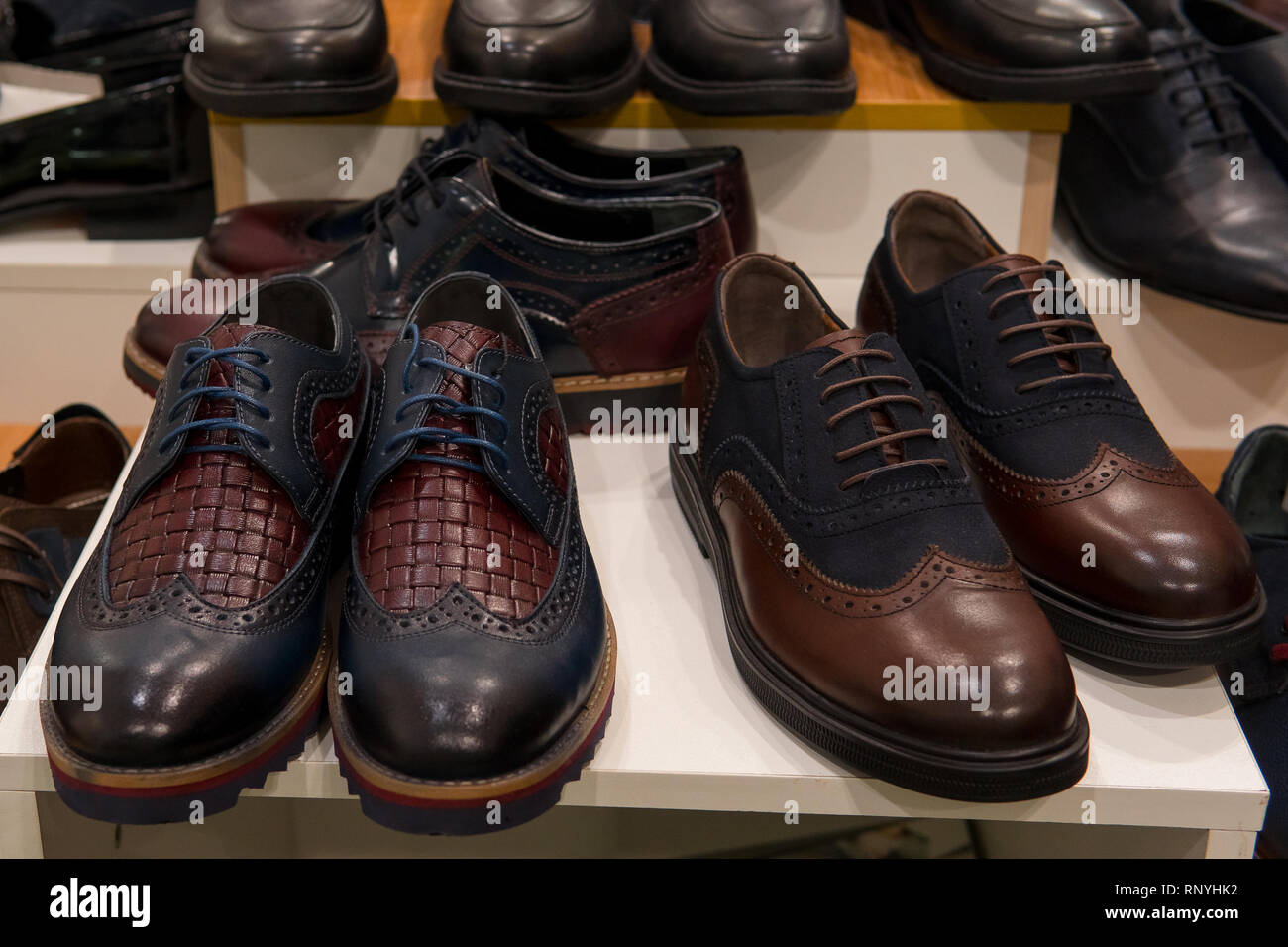 Männer Leder classic Schuhe Sammlung closeup, shopping. Luxus Schuhe auf  dem Regal in der Mode Boutique Stockfotografie - Alamy