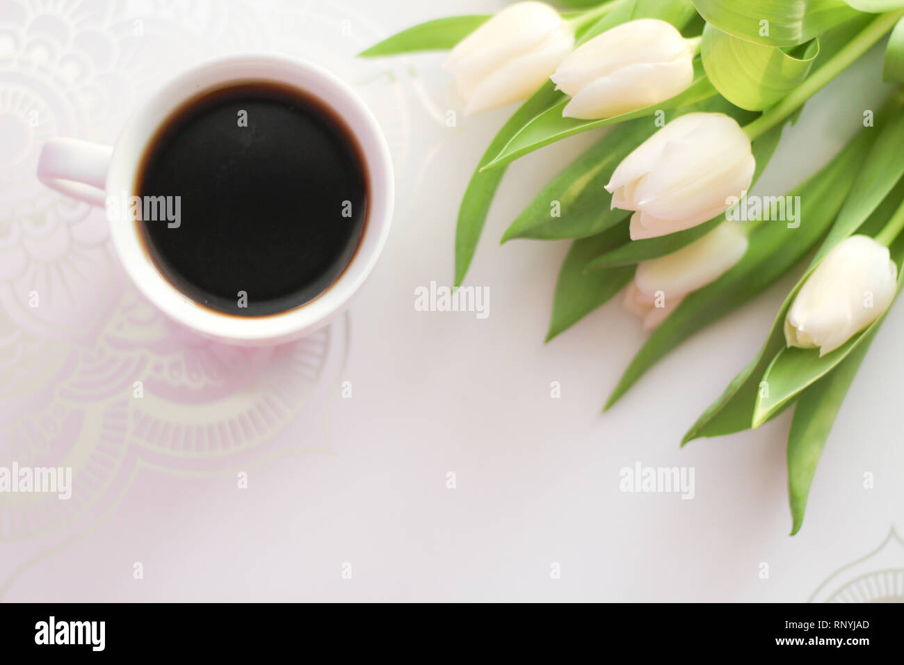 Life style Hintergrund: Weiße Tulpen und Tasse Kaffee, Ansicht von oben, kostenlose Kopie Raum, selektiven Fokus Stockfoto