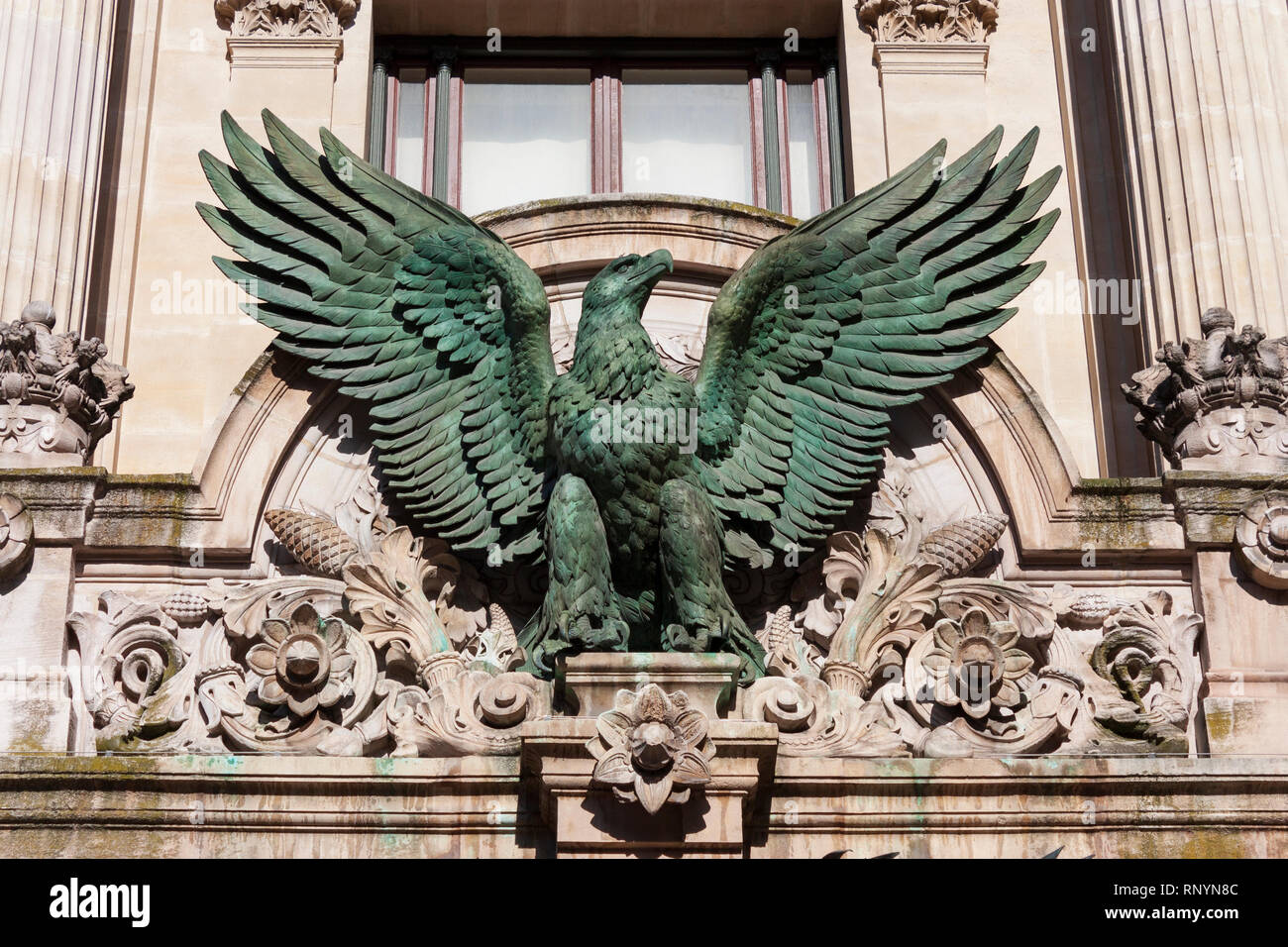 Kaiser Pavillon des Palais Garnier mit einer Bronzeskulptur eines französischen Napoleonischen Reichsadler über der Tür, Paris, Frankreich Stockfoto