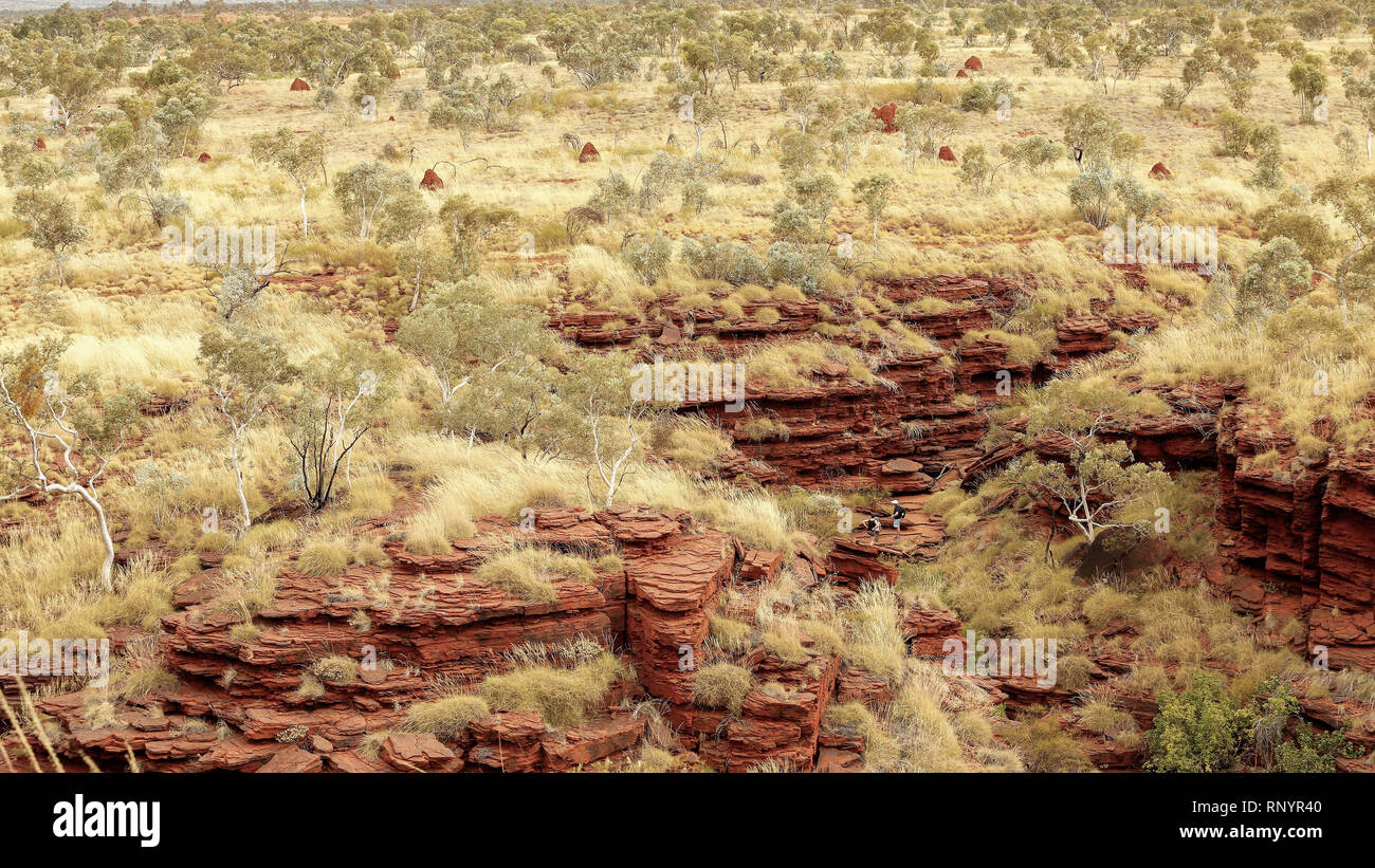 Kletterer die Felsen von Juna Downs in der Nähe von karijini Nationalpark, Western Australia. Stockfoto