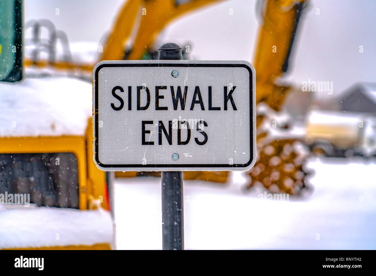 Bürgersteig Enden Zeichen gegen Bagger und Schnee Stockfoto