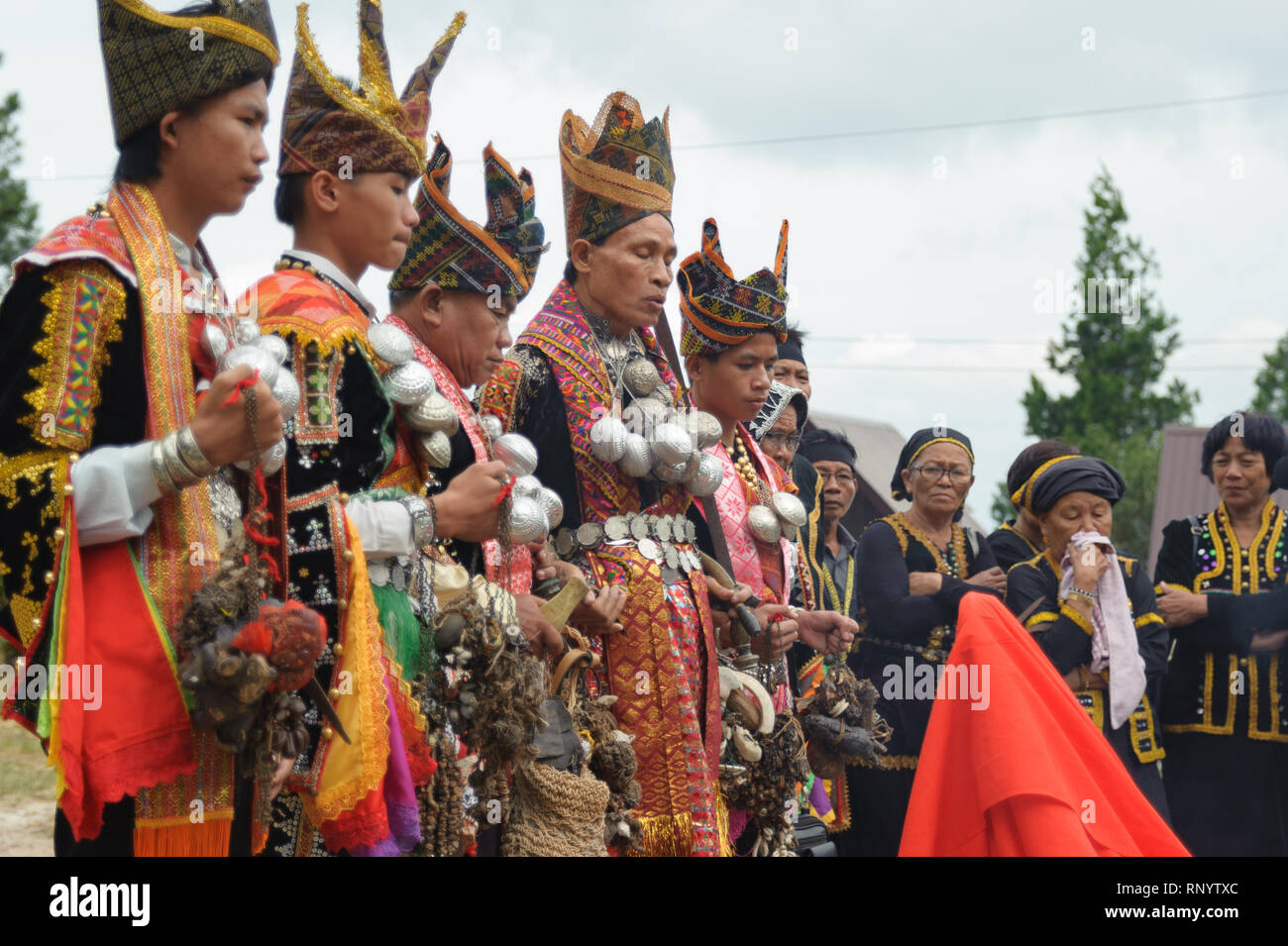 Kundasang Sabah, Malaysia - Apr 3, 2015: Dusun ethnischen Schamane Vollführung ritueller der Geist des Akinabalu Hüter des Mount Kinabalu zu beschwichtigen. Stockfoto