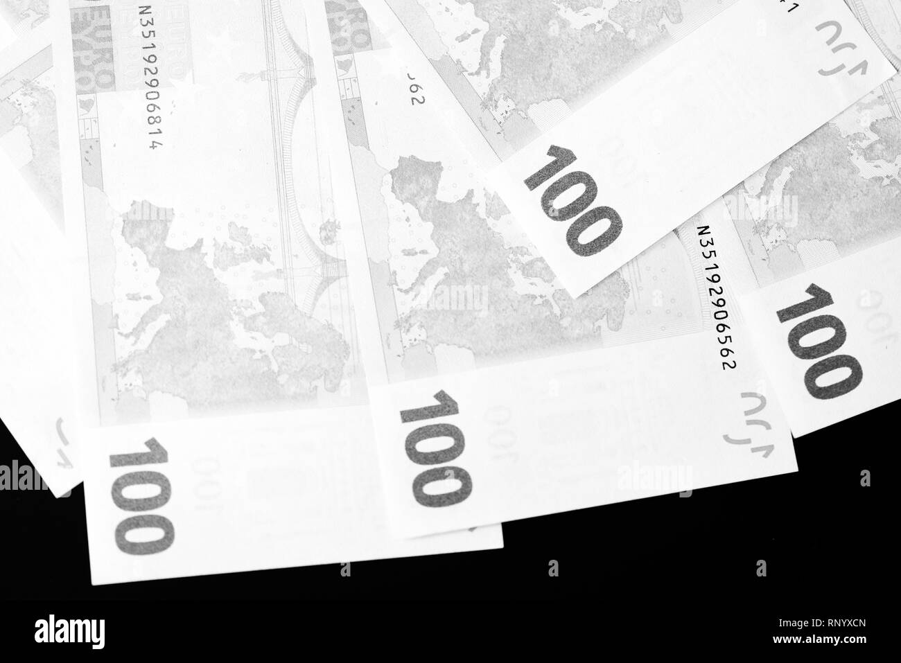 Hundert Euro-banknoten als Hintergrund. Schwarz und Weiß Stockfoto