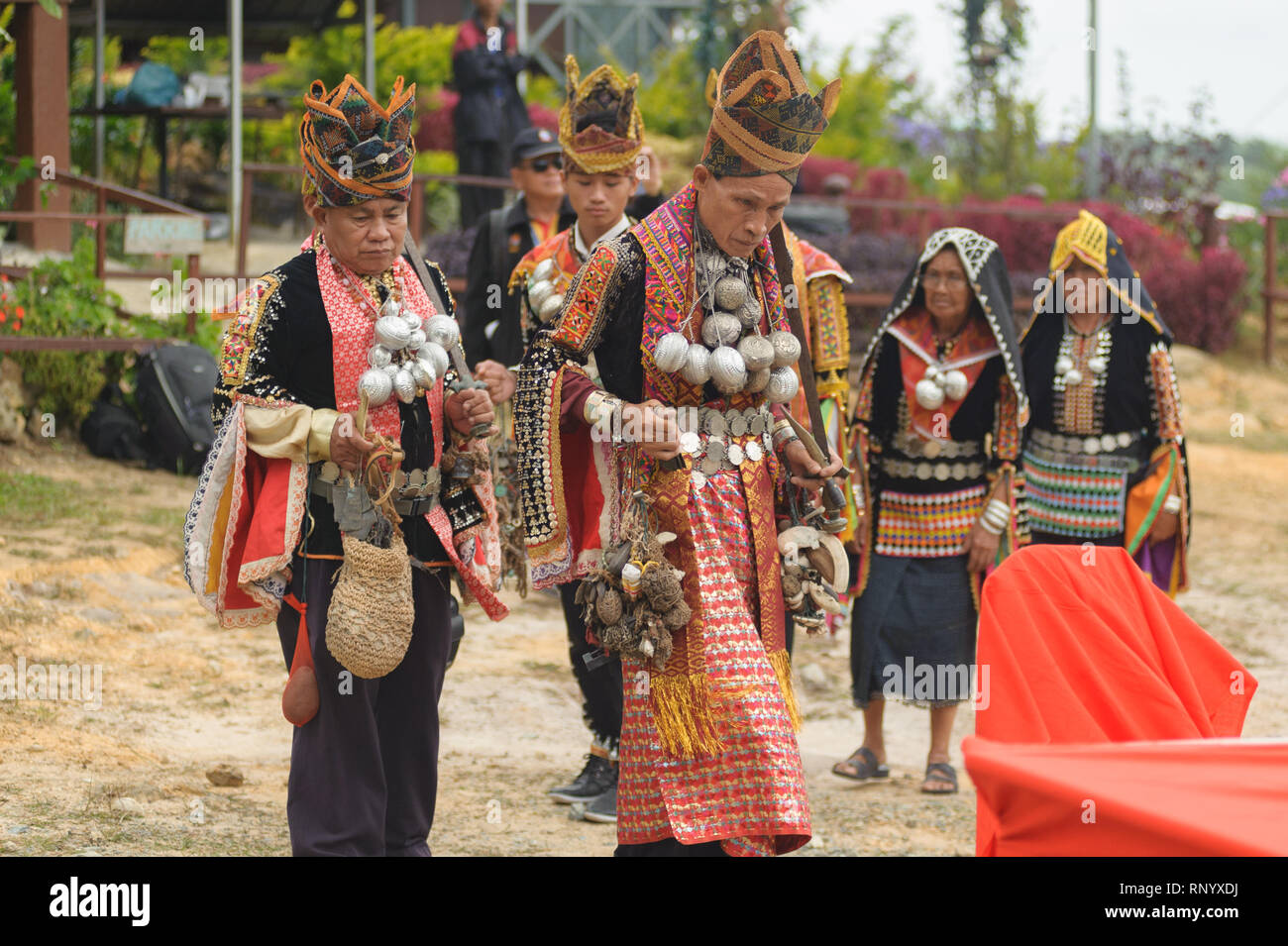 Kundasang Sabah, Malaysia - Apr 3, 2015: Dusun ethnischen Schamane Vollführung ritueller der Geist des Akinabalu Hüter des Mount Kinabalu zu beschwichtigen. Stockfoto