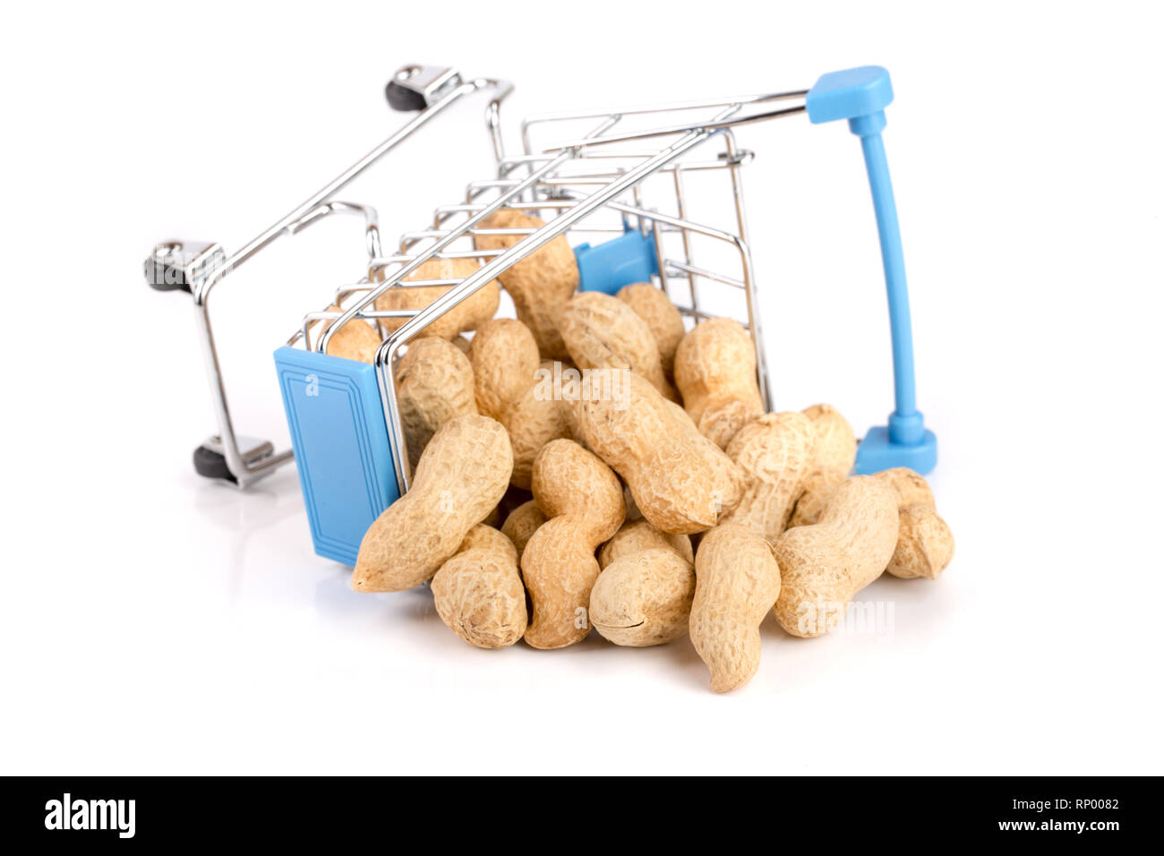 Erdnuß in einem Warenkorb auf weißem Hintergrund. Stockfoto