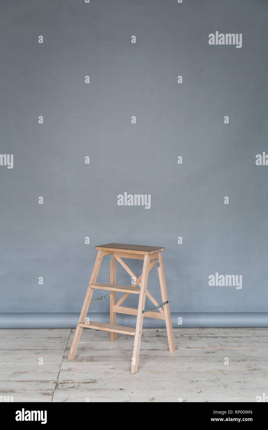 Der Arbeitsbereich des Photo Studio mit grauem Papier Hintergrund und Stuhl. Stockfoto