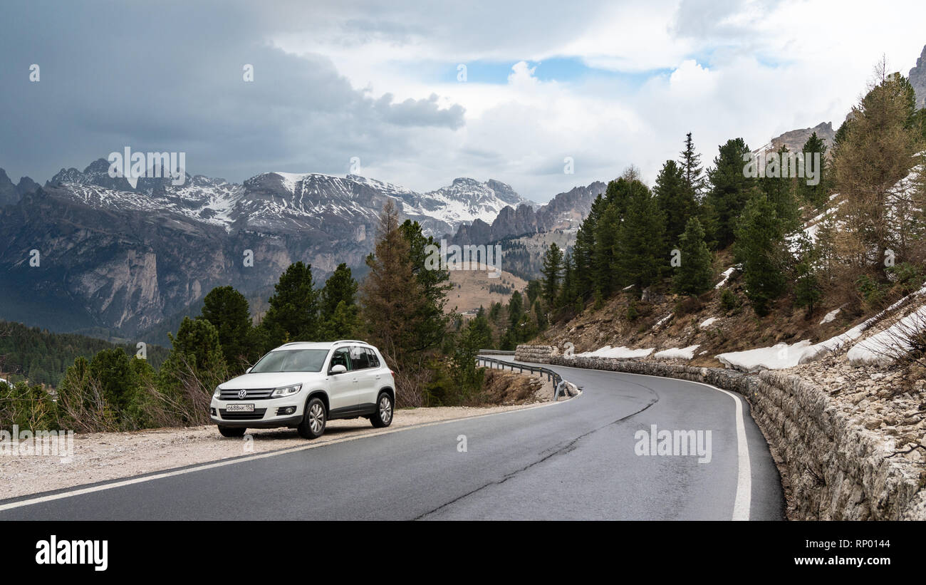 Südtirol, Italien - 03.Mai 2018: Anreise mit dem Auto auf einem Berg Serpentine. Frühling Landschaft. Stockfoto