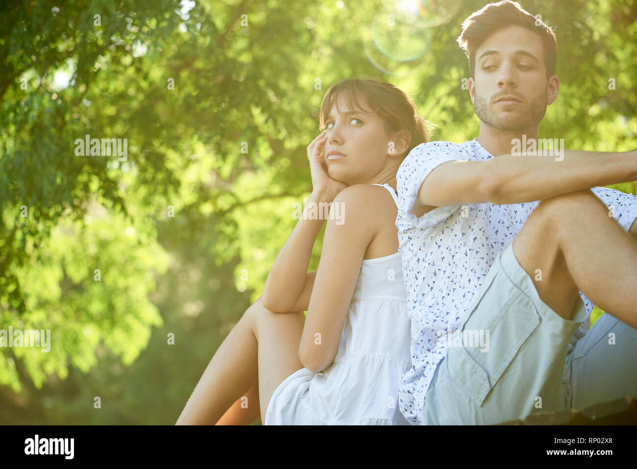 Wütende junge Paar im Park sitzen Stockfoto