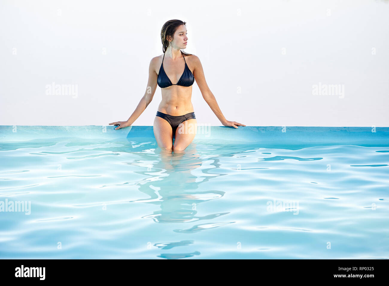 Junge Frau im Schwimmbad Stockfoto