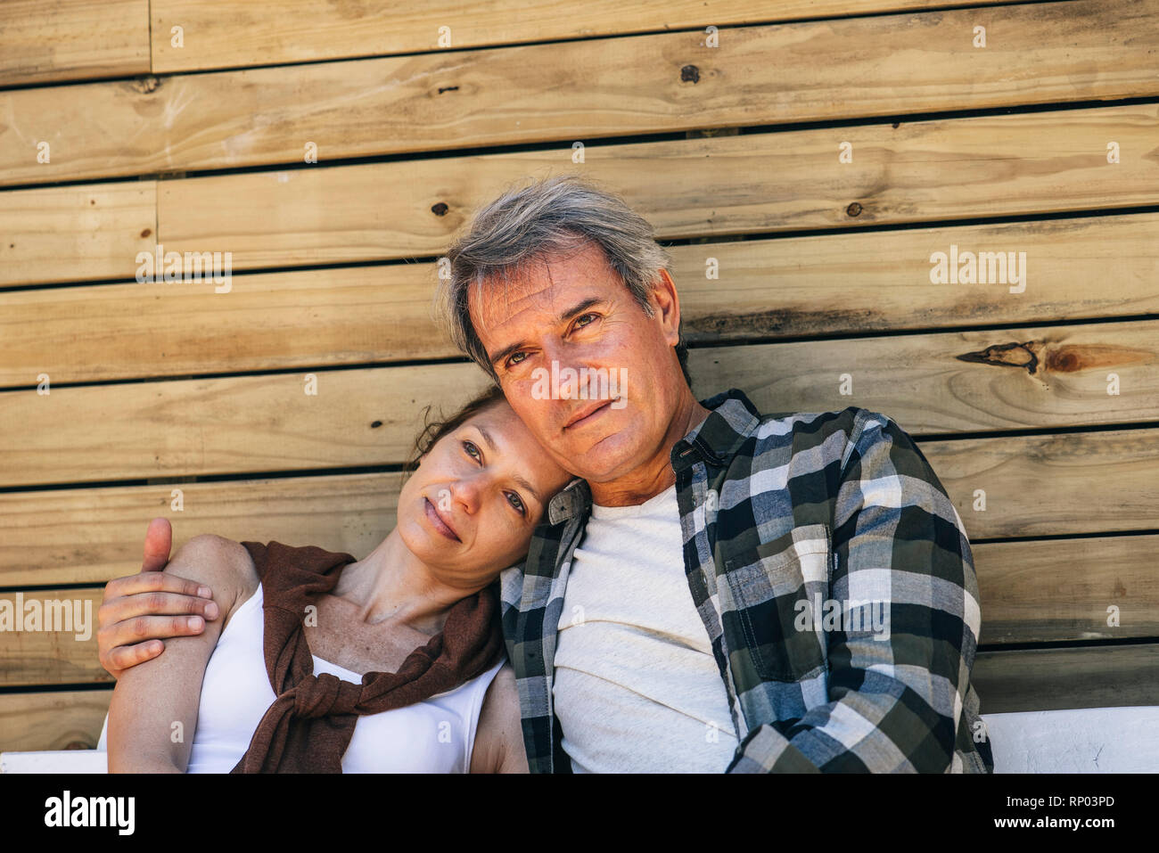Reifes Paar Sitzen im Freien Stockfoto