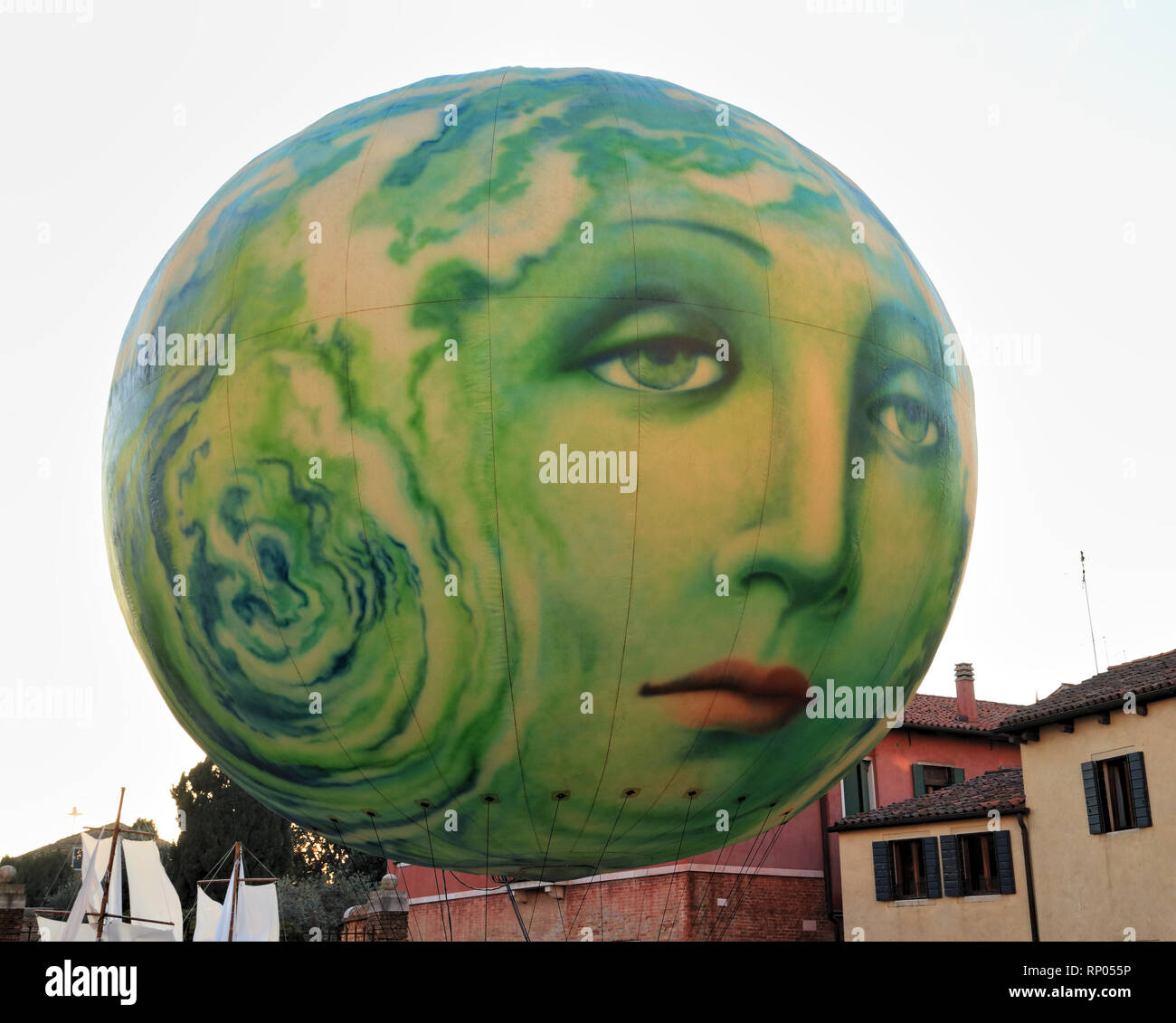Ballon Mond trauriges Gesicht, Festa Veneziana auf dem Wasser Stockfoto