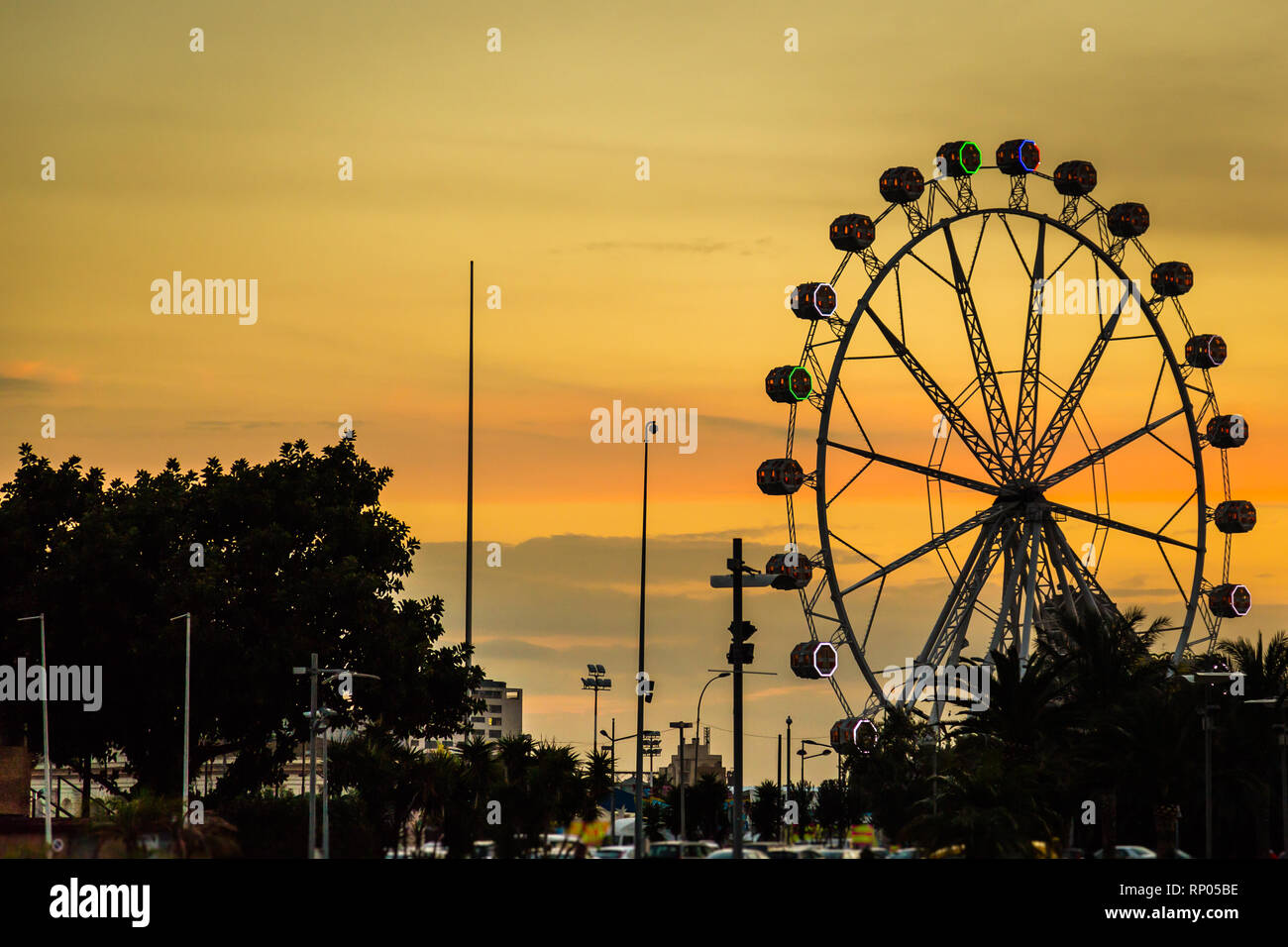 Riesige weiße Riesenrad bei Sonnenuntergang hinter dem Port Authority Gebäude in Valencia, Spanien Stockfoto