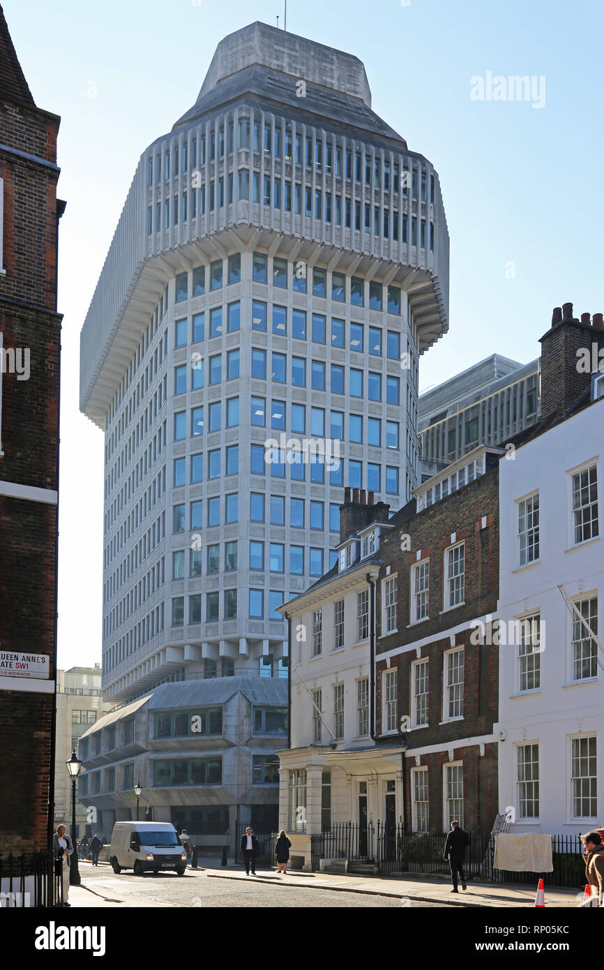 Bundesministerium der Justiz (ehemals Home Office) Gebäude auf Petty France, London. Berühmte 1970 s brutalist Gebäude vom Architekten Basil Spence. Stockfoto