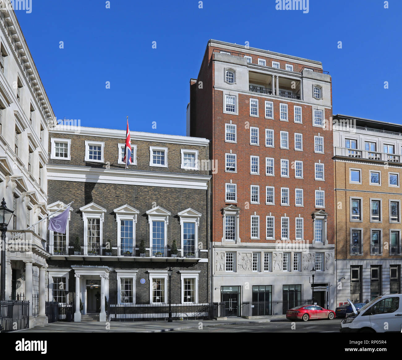 Gebäude auf St James's Square, London. Zeigt die Marine- und militärischen Club, Zentrum früher von Nancy Astor. Stockfoto