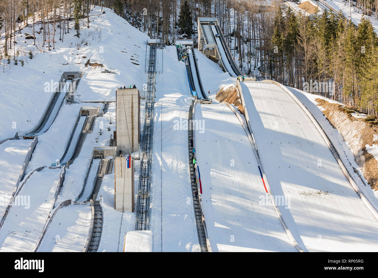 Sprungschanzen in Planica Nordic Center, Komplex von Ski Jump Hügel sonnigen Wintertag. Planica ist berühmt Skispringen Veranstaltungsort mit fliegenden Hügel von Gori ek brothe Stockfoto