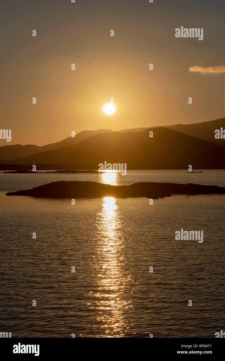 Sonnenaufgang über Loch Biene/Loch Bi, die beliebte Angeln im Inland Loch mit Blick hinter der Hügel von South Uist, Äußere Hebriden, Schottland, Großbritannien Stockfoto