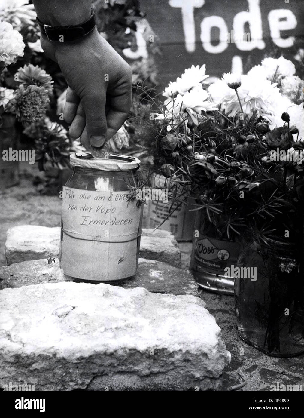 Oktober 1961 - Kleine zu sammeln Geld von den Bewohnern, die im Bezirk Kreuzberg in Auftrag zum Kauf Kränze für den Osten 2 Ost Berlin Bewohner, der starb, überquert die Spree Volkspolizei am 11.10.06. Stockfoto