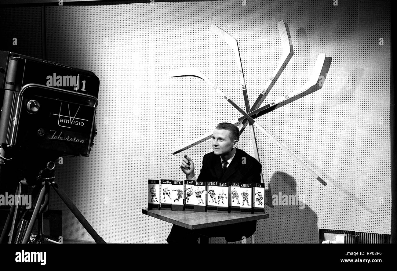 Anssi Koskinen, der Wirt Hockey der Fernseher des Tamvision Lätkäruutu zeigen, 1964 YLE Stockfoto