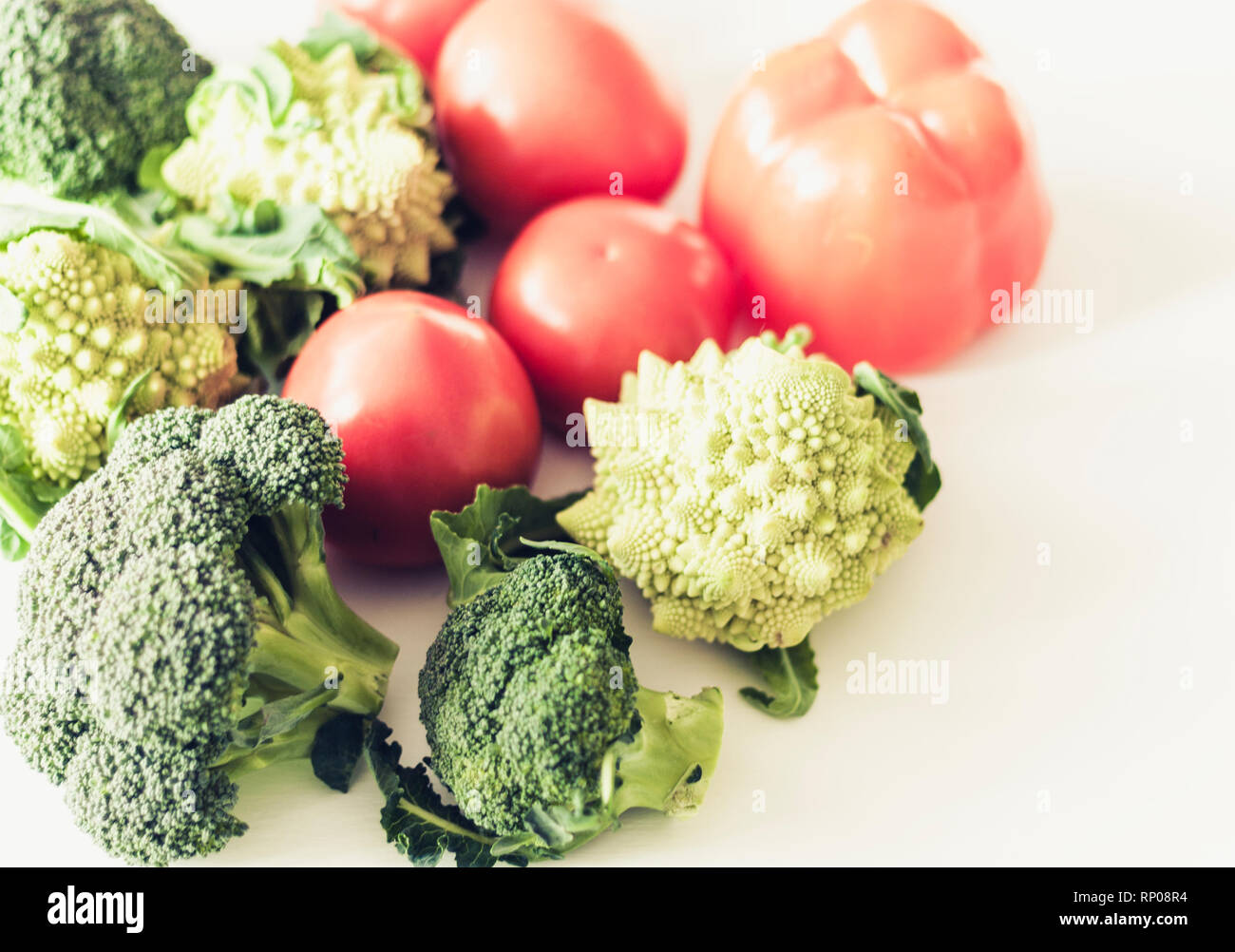 Auf Basis pflanzlicher Rohkost Gemüse der Saison Hintergrund, veganes Essen Zutaten zum Kochen, Ansicht von oben Stockfoto