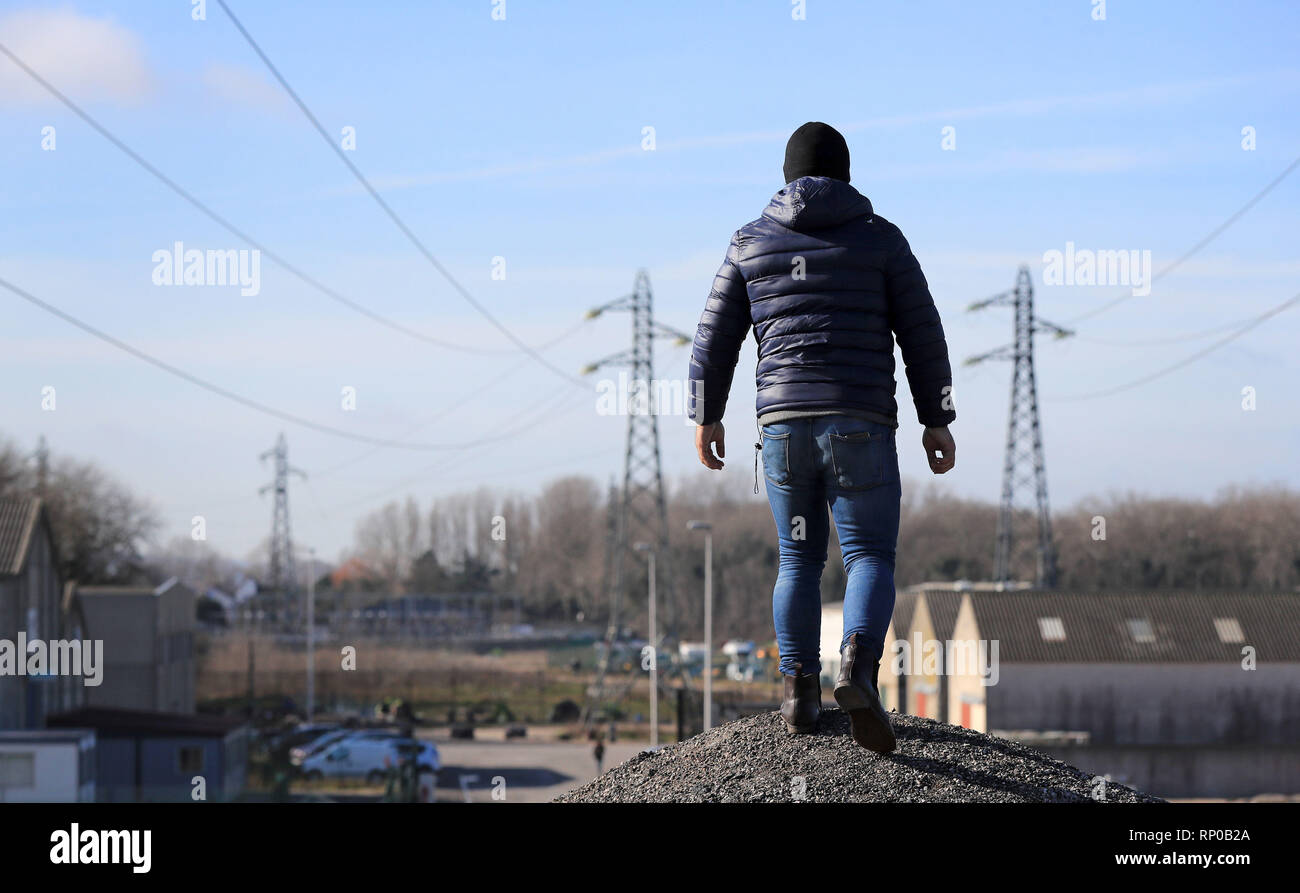 Ali aus dem Iran, lebt in einem tented camp in Calais, Frankreich, erzählt seine Geschichten von gescheiterten Versuchen sich selbst zu Großbritannien und den Bedingungen, die er Gesichter in Calais zu erhalten. Stockfoto