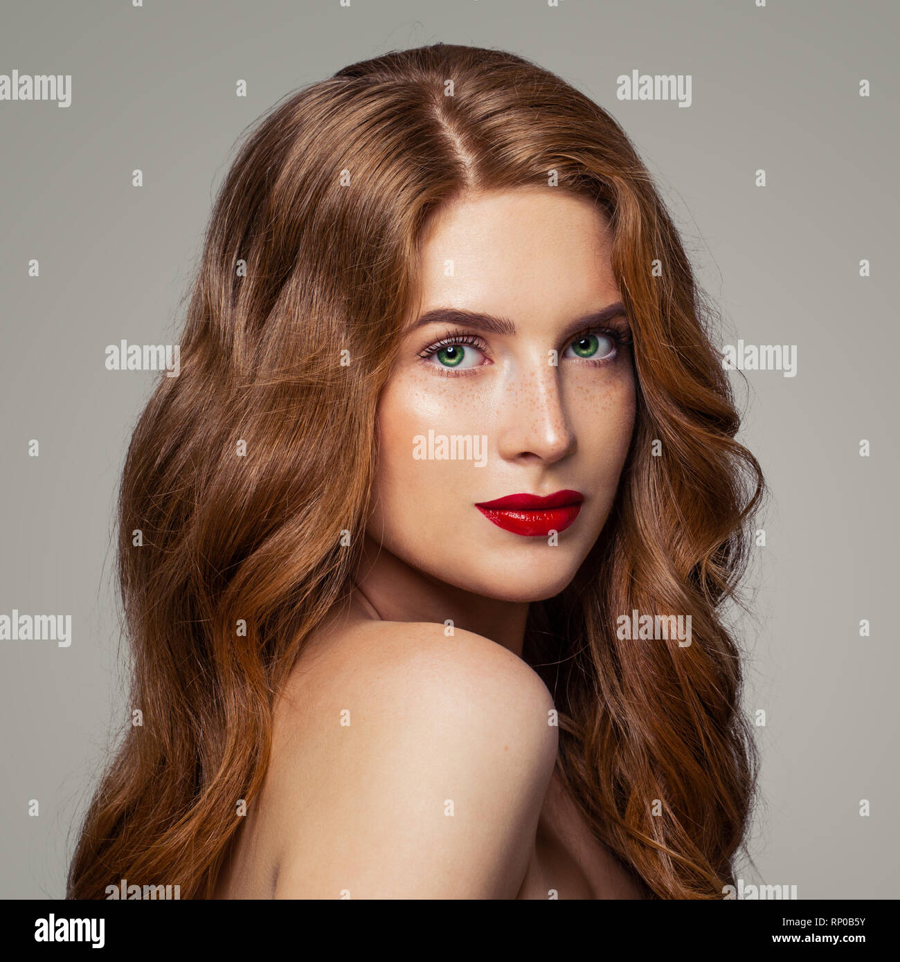 Rothaarige Mädchen mit grünen Augen und Ginger Hair Studio Portrait Stockfoto