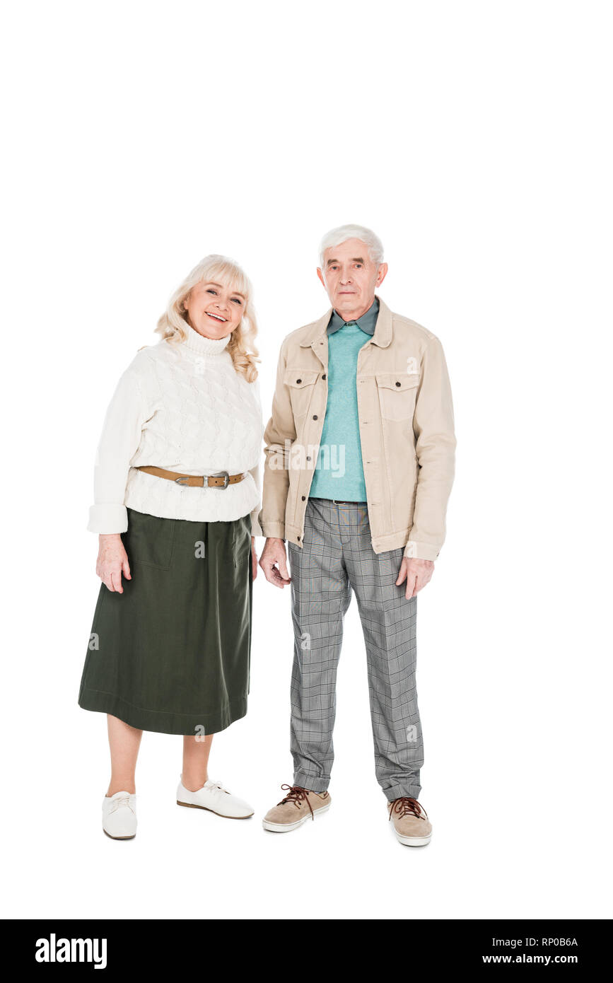 Fröhliche Rentnerehepaar stehend und lächelnd auf Weiß isoliert Stockfoto