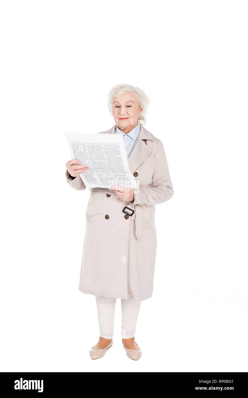 Gut gelaunt in den Ruhestand Frau liest Zeitung isoliert auf weißem Stockfoto