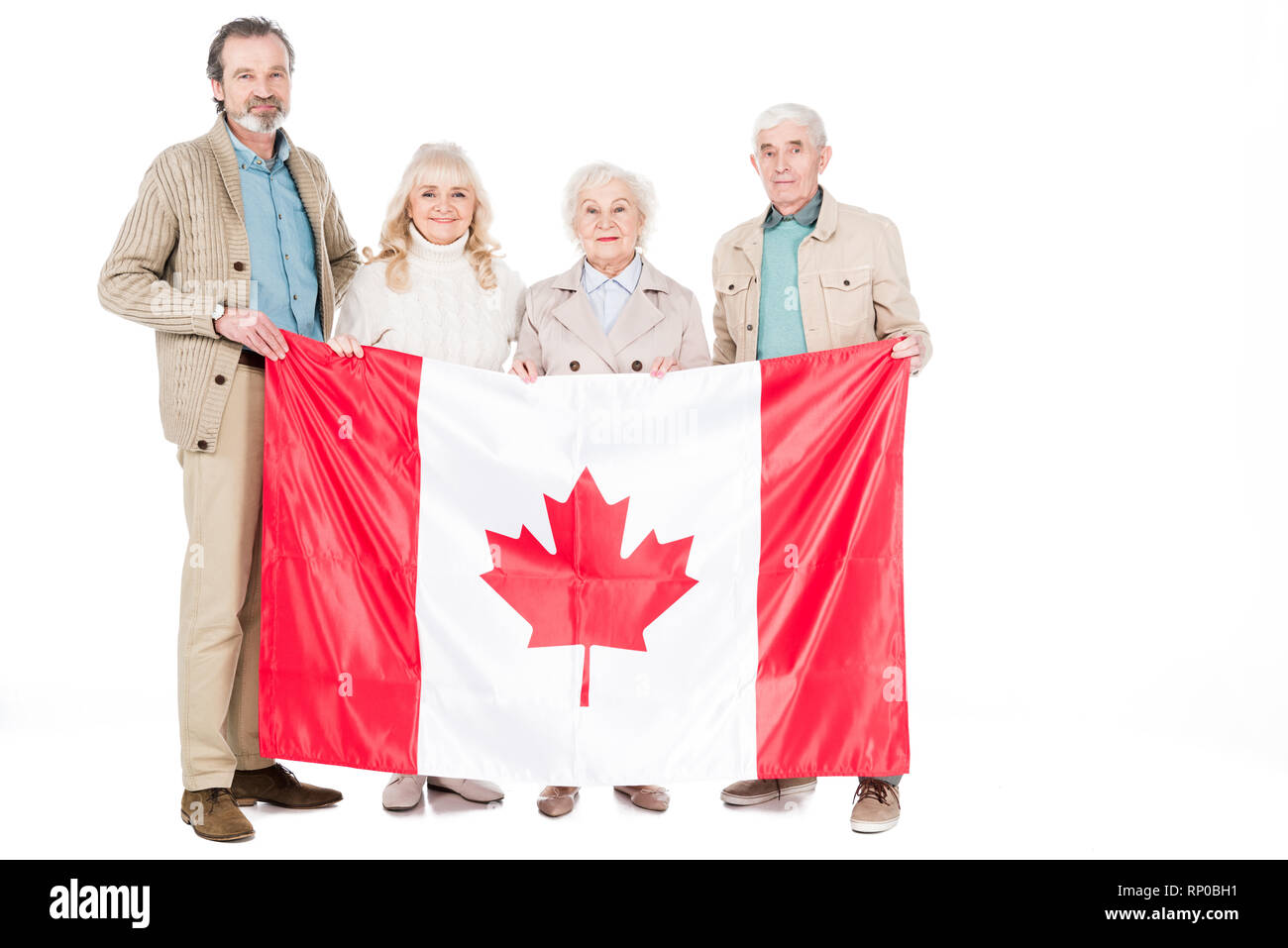 Gerne ältere Menschen mit Flagge von Kanada isoliert auf weißem Stockfoto