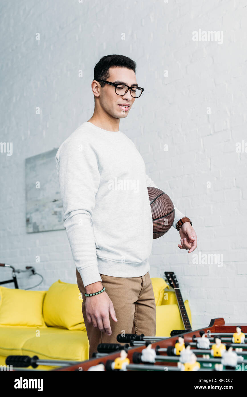 Jungen gemischten Rennen Mann in Weiß sweatshirt stehen Tischfußball Stockfoto