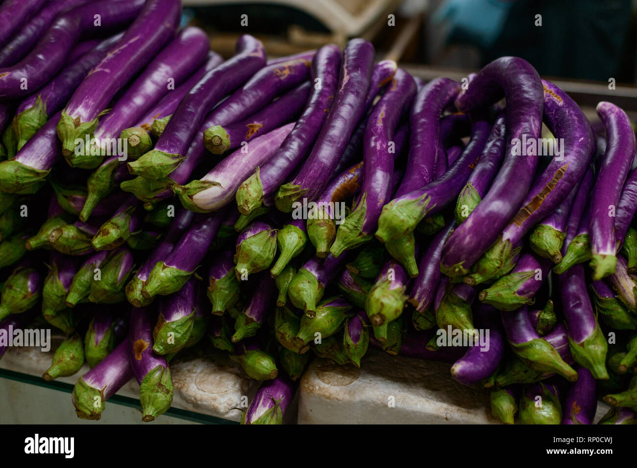 Chinesische Auberginen in einem Geschäft Stockfoto