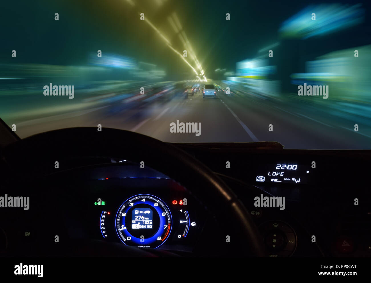 Blick aus fahrenden Autos auf der Autobahn bei Nacht Stockfoto