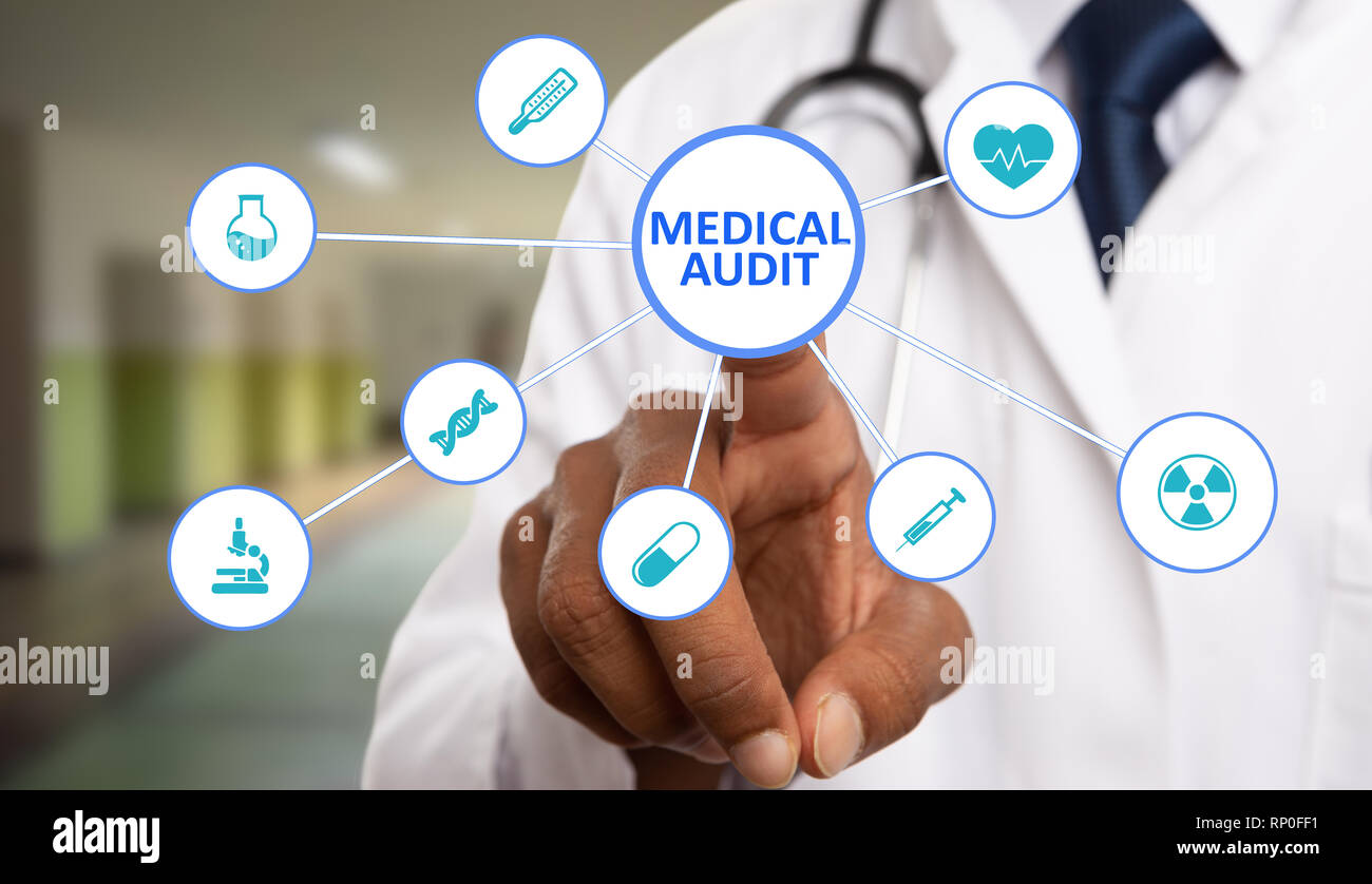 Indische männlichen Medic berühren medizinische Prüfung Text Schaltfläche Kreis auf Close-up futuristischen Display mit healthcare Symbole Stockfoto