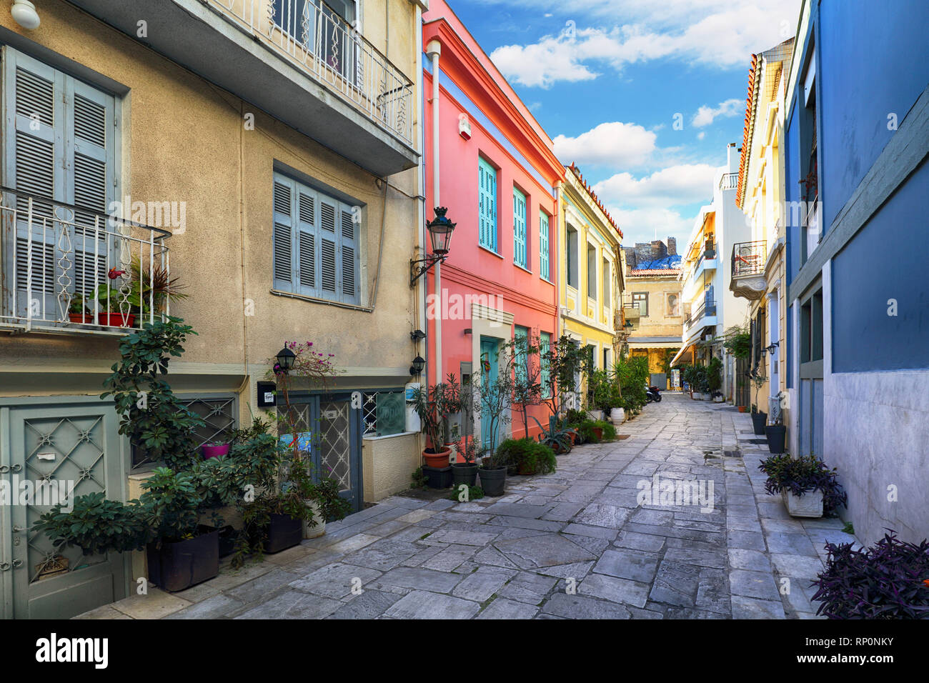 Athen - schöne alte Straße mit Blick auf die Akropolis, Griechenland Stockfoto