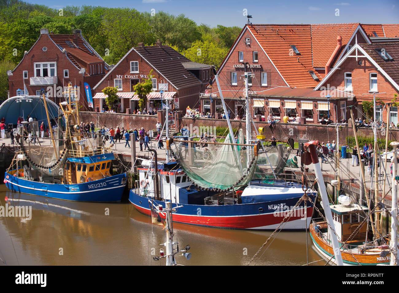 Garnelen Boote im Hafen, Neuharlingersiel, Leybucht, Krummhörn, Ostfriesland, Niedersachsen, Deutschland, Europa Stockfoto