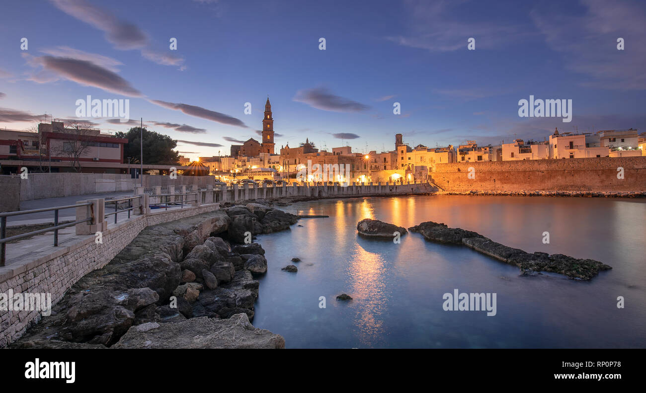 Sonnenuntergang Panorama Hafen von Monopoli in der Metropolregion Stadt Bari und der Region Apulien (Puglia), Italien und wunderschön beleuchteten Dom Stockfoto