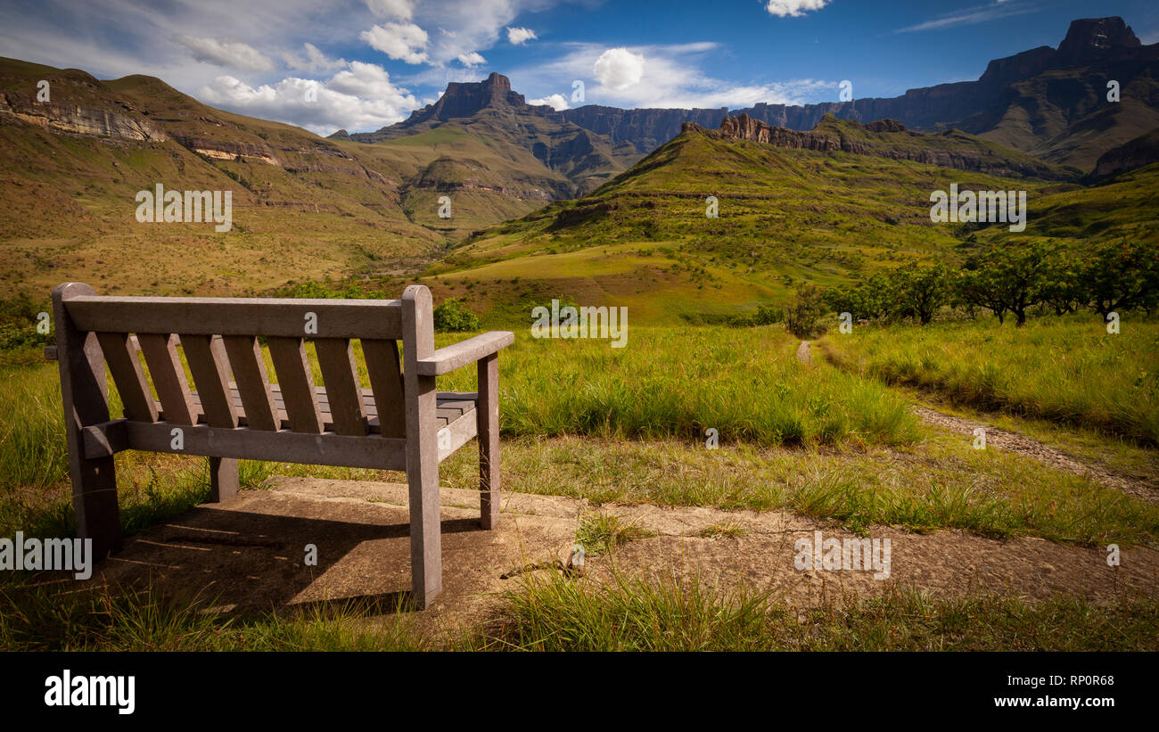 Ein Blick aus dem Thendele Camp in das Amphitheater in den Drakensbergen in Südafrika. Stockfoto