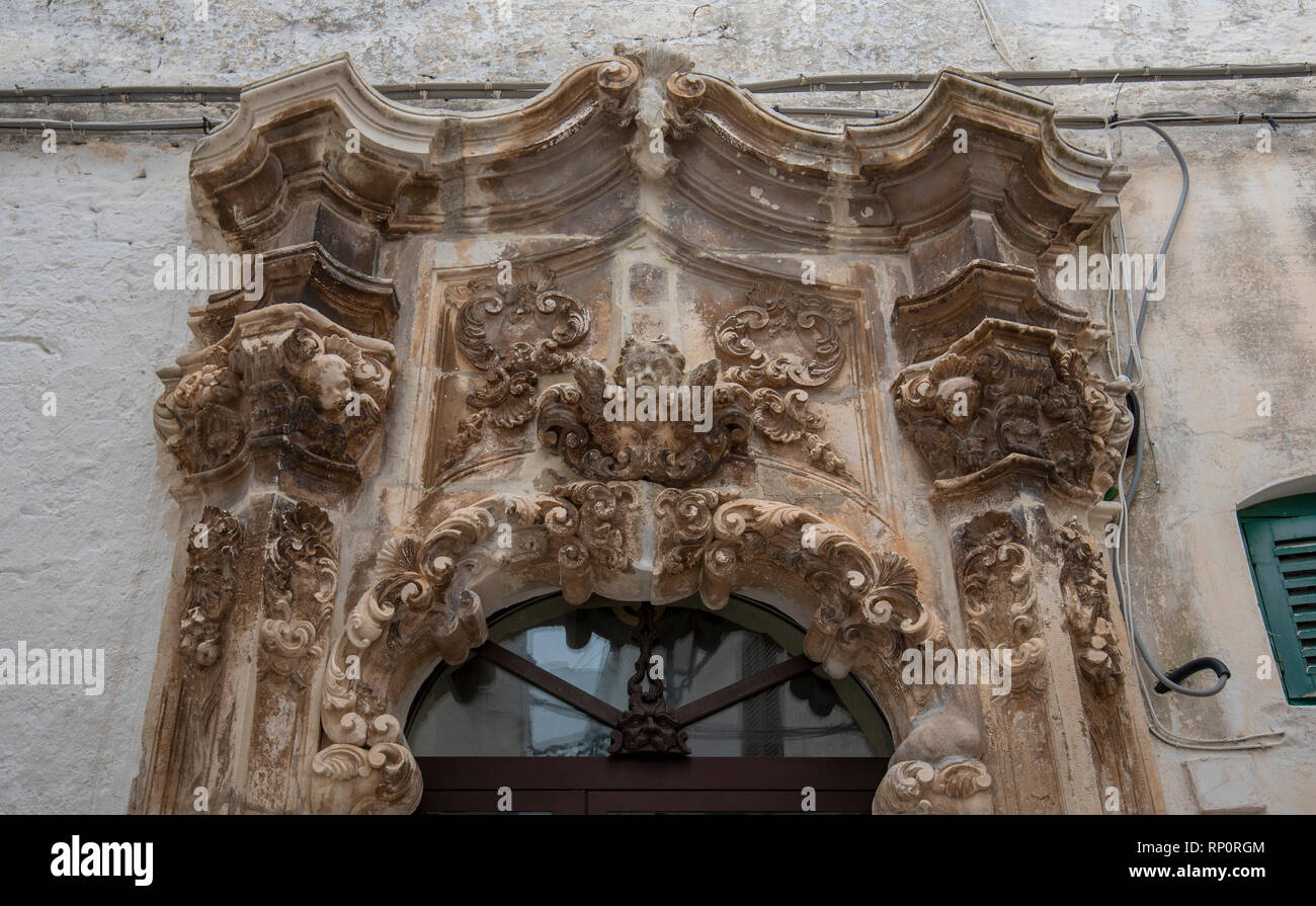 Fassade eines barocken Haus in Ostuni, Apulien, Italien - Apulien. Teil des Alten hölzernen Marmor Stockfoto