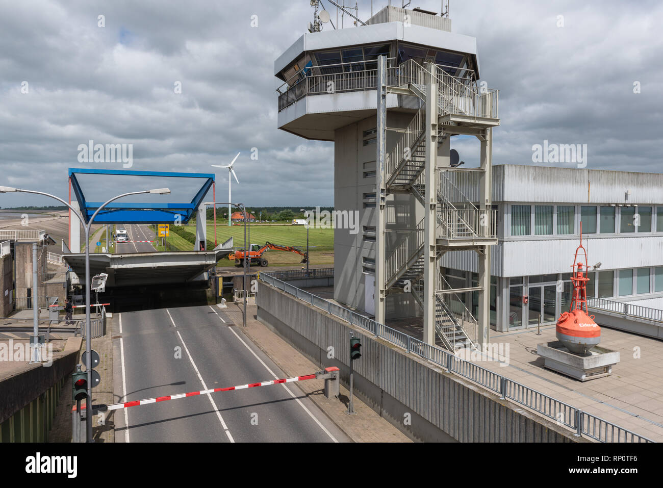 Sturmflutwehr der Eider Vermeidung von der Nordsee überflutet die landeinwärts Sümpfe, Wesselburenkoog, Dithmarschen, Schleswig-Holstein, Deutschland Stockfoto