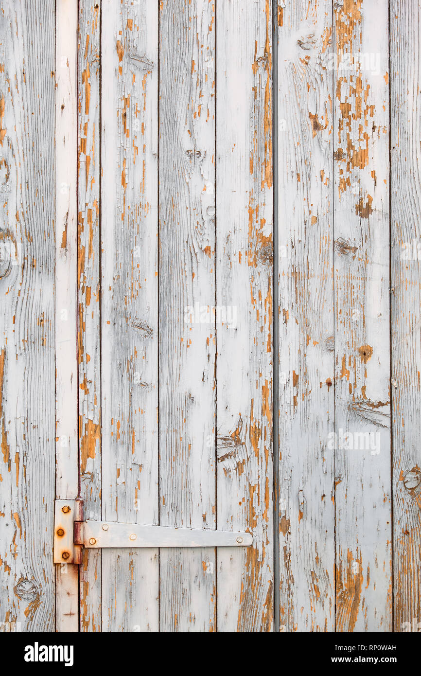 Shabby Chic White Holzbrett Mit Rostigen Tur Scharnier Und Abblatternde Farbe Kopie Stockfotografie Alamy