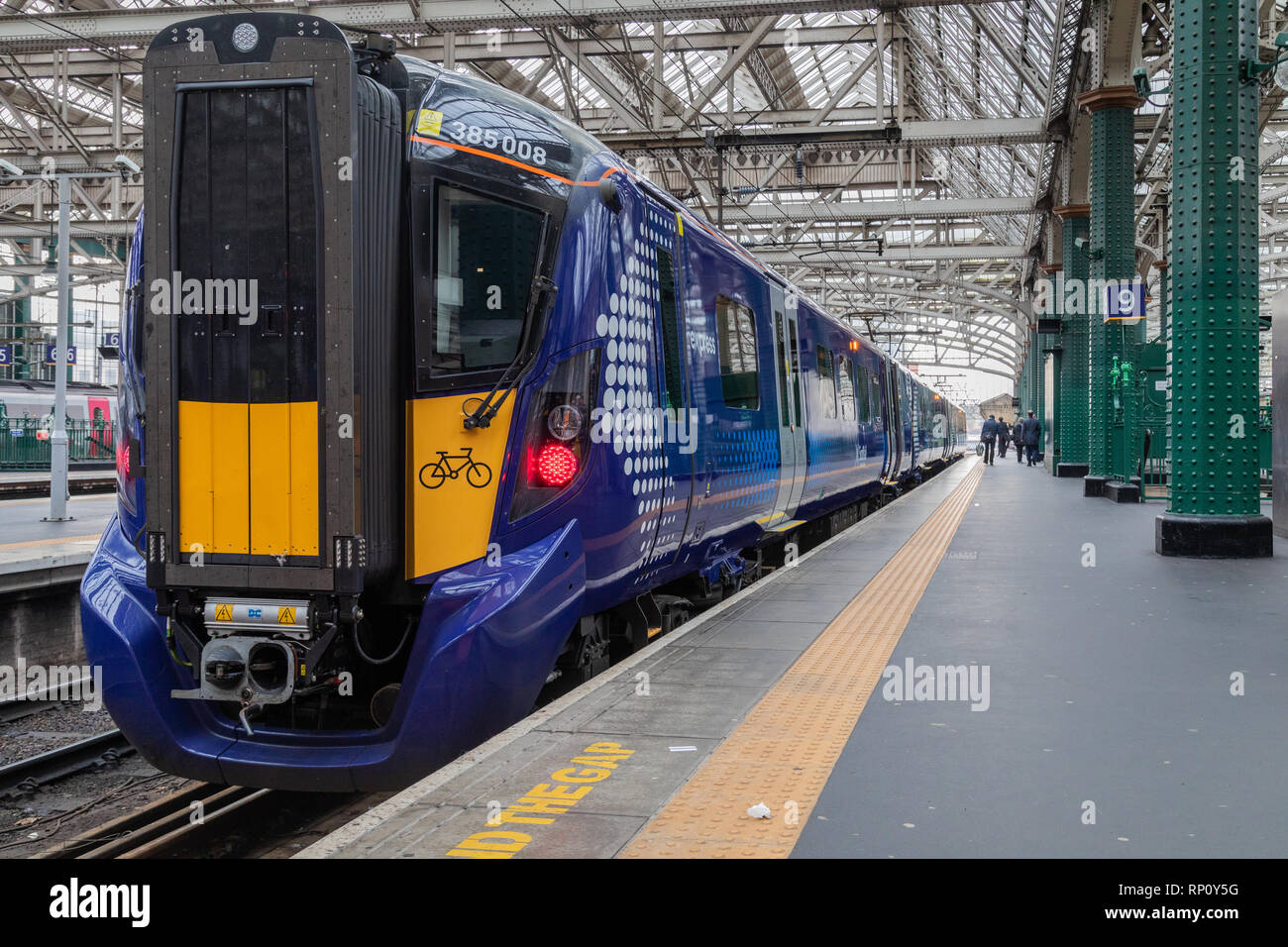 Die scotrail Klasse 385 elektrische Zug auf der Cathcart Circle Line. Die neue Hitachi Züge den Betrieb auf dieser Strecke am Montag, Februar 2019 18. Stockfoto