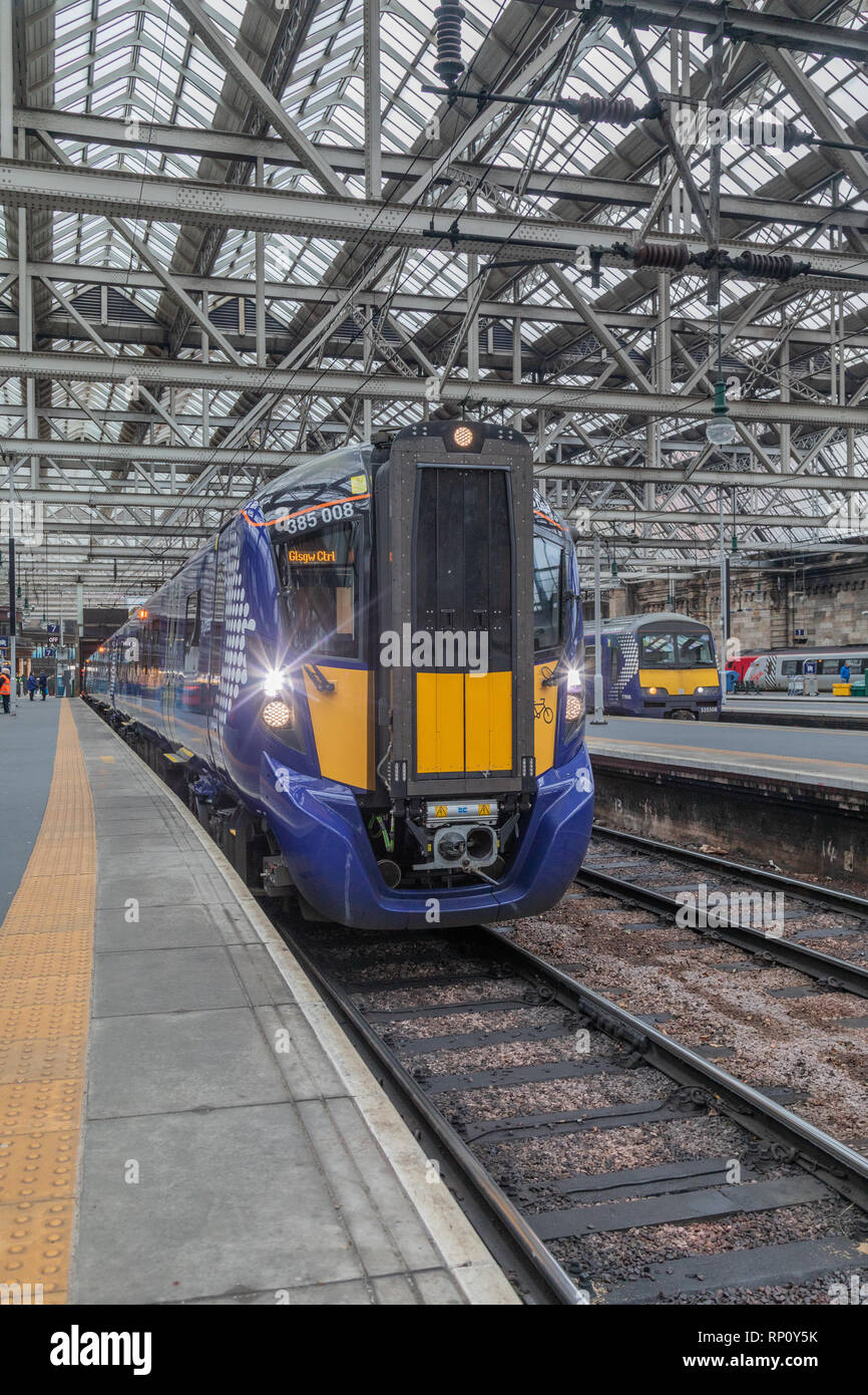 Die scotrail Klasse 385 elektrische Zug auf der Cathcart Circle Line. Die neue Hitachi Züge den Betrieb auf dieser Strecke am Montag, Februar 2019 18. Stockfoto