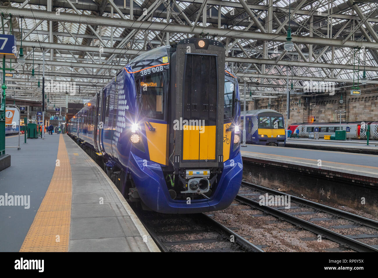 Die scotrail Klasse 385 elektrische Zug auf der Cathcart Circle Line. Die neue Hitachi Züge den Betrieb auf dieser Strecke am Montag, Februar 2019 18. Stockfoto