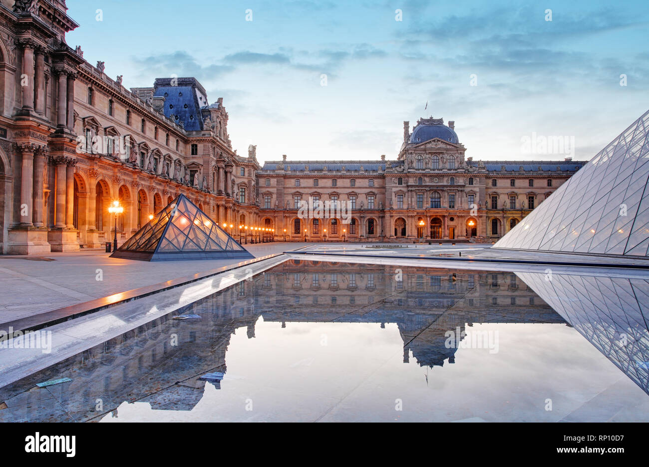 Paris, Frankreich, 9. Februar 2015: Der Louvre ist eines der größten Museen der Welt und ein historisches Monument. Ein zentrales Wahrzeichen von Paris, Frankreich Stockfoto