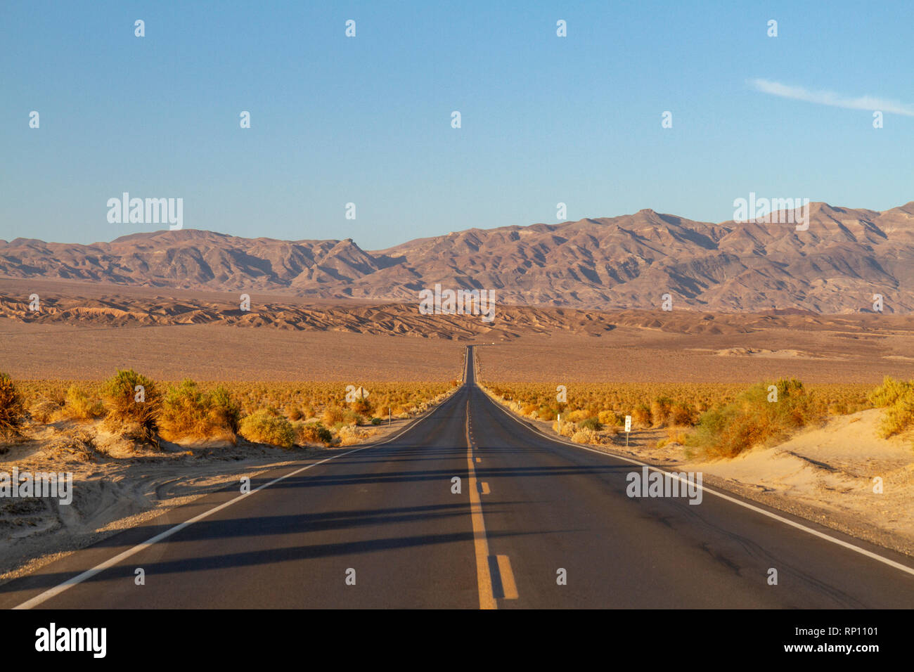 Anzeigen in der Mitte der Straße entlang der California State Route 190 Richtung Hells Gate, Death Valley National Park, California, United States. Stockfoto