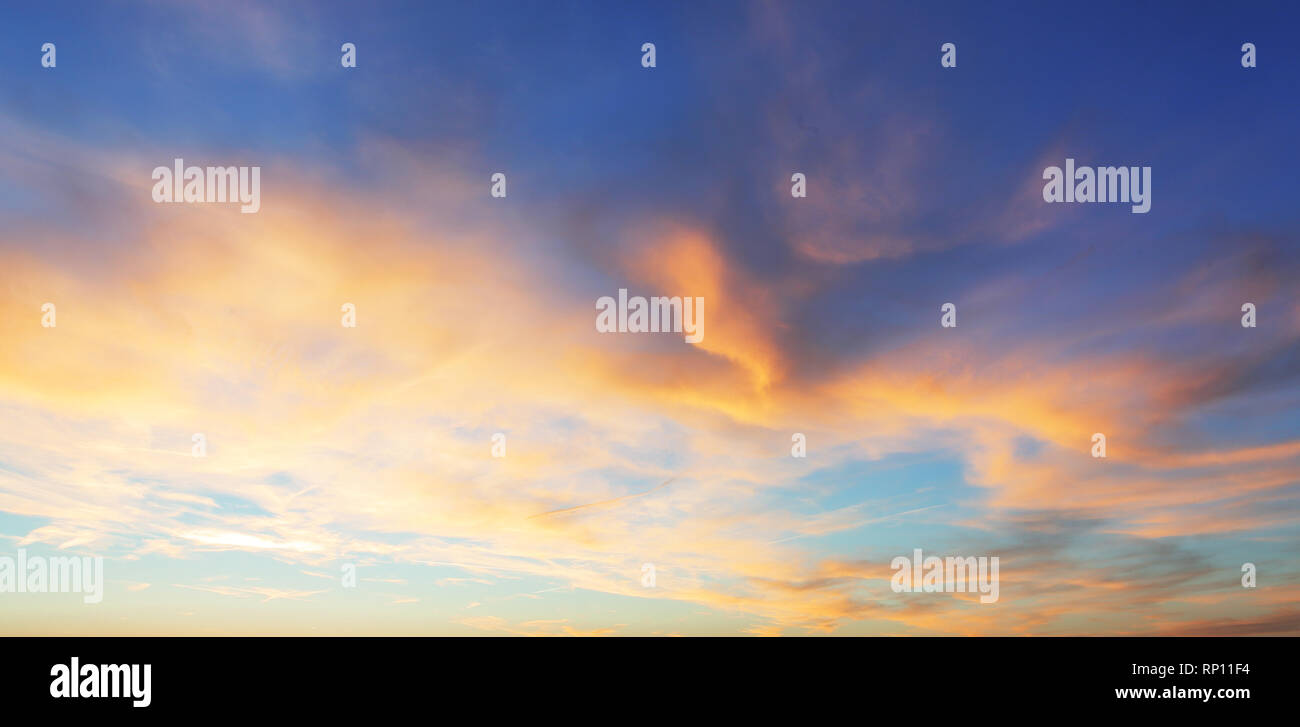 Farbe nur Himmel mit rot und orange Wolken Stockfoto